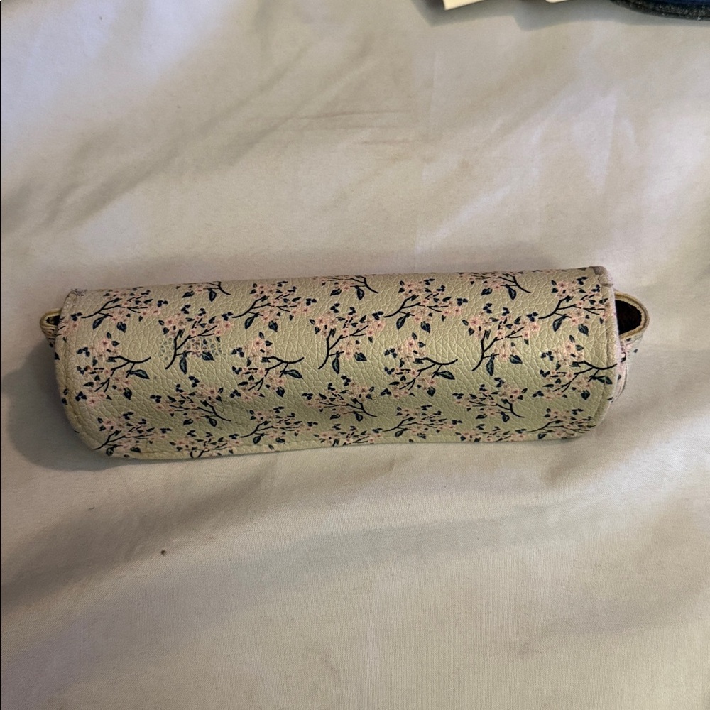 Ellen Tracy Cream Floral Clutch